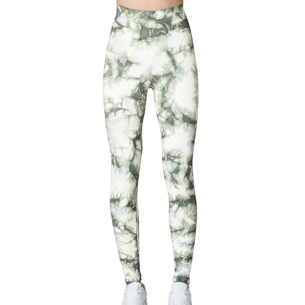 One by One Leggings CD